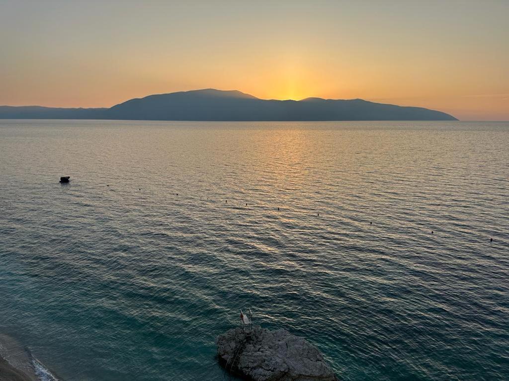 Beachfront With Hotel Facilities Vlore Ngoại thất bức ảnh